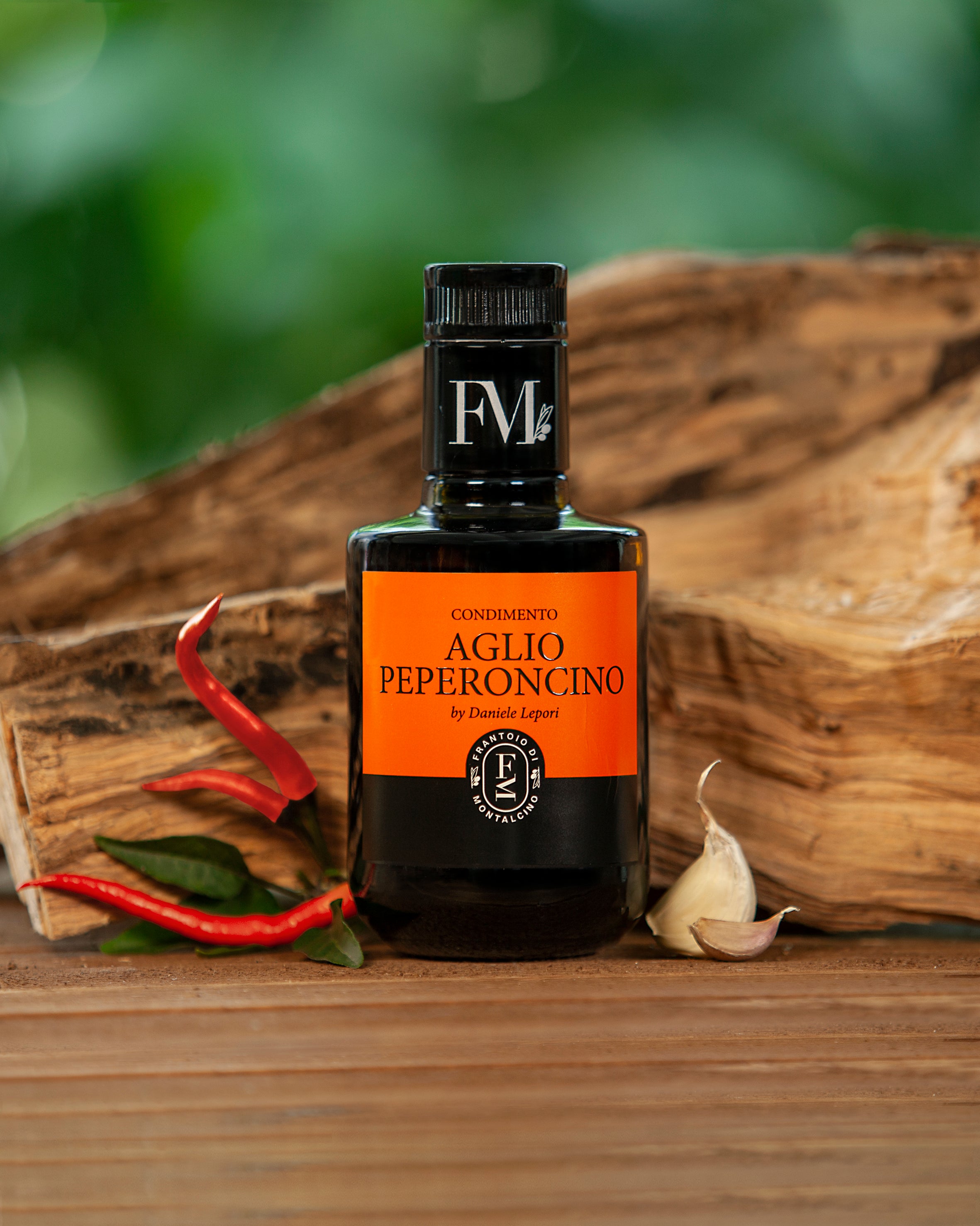 Toscano IGP Garlic and Chilli Pepper olive oil 250 ml — lifestyle photo, Frantoio di Montalcino